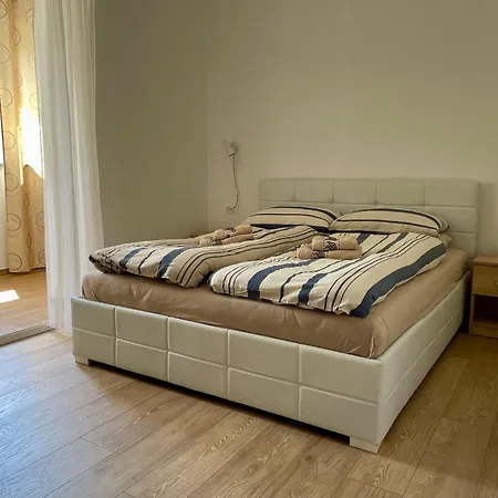 Boutique With Private Heated Pool דירה