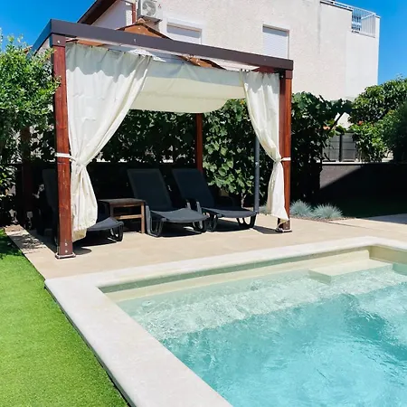 Boutique With Private Heated Pool Appartement *