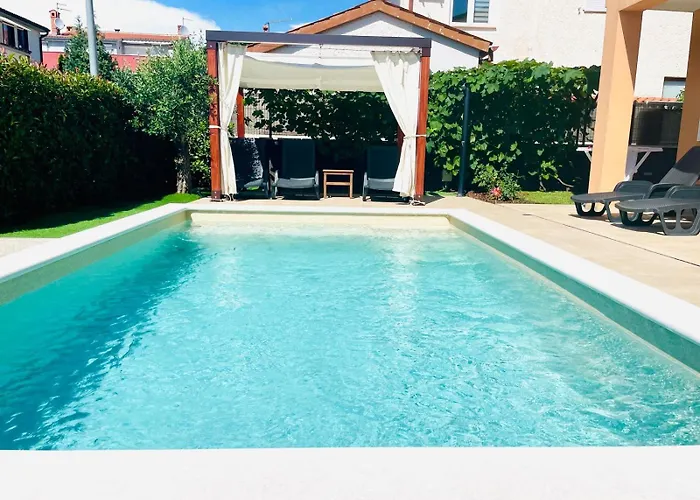 아파트 Boutique With Private Heated Pool