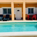 Boutique With Private Heated Pool Apartmán