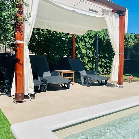 Boutique Apartment With Private Heated Pool For Your Exclusive Use דירה *