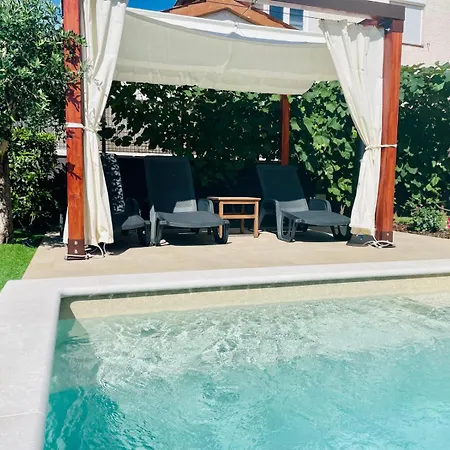 Boutique With Private Heated Pool *